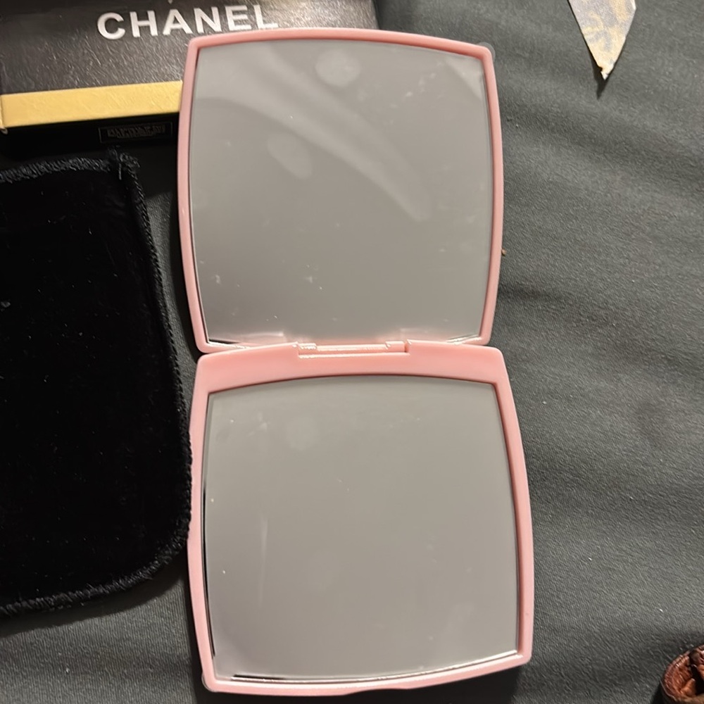 CHANEL Pink Compact Mirror new - Picture 2 of 2